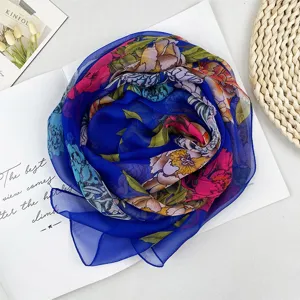Blaues Chiffontuch mit floralem Blumenmuster, eleganter Damenschal leicht und lang.