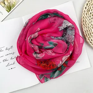 Frühling Sommer floral Georgette Schal Detailansicht, leuchtend rosa Pfingstrose Rosenform.