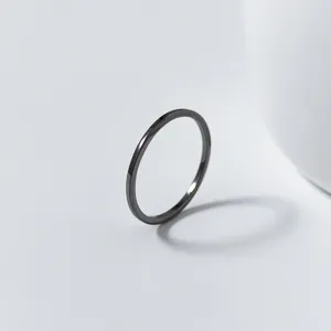 Minimalistischer dunkler silberner dünner Ring, schlichter eleganter Alltagsbandring.