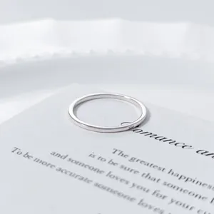 Minimalistischer 925er Sterlingsilber schlichter dünner Ring im koreanischen Stil.