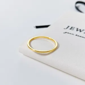 Minimalistischer S925 Silber vergoldeter schlichter Ring filigrane Schmuck Detailaufnahme
