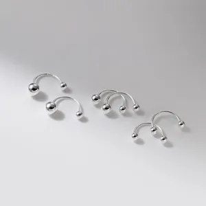 S925 Silber minimalistische Doppelperlen Ohrhaken Detailansicht, schicke Nische Design Ohrringe.