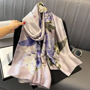Seidenschal mit elegantem Blumenmuster, hochwertiges Tuch für Frühling und Sonnenschutz.