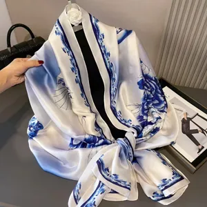 Luxus Seidenschal mit elegantem blauem Wellenmuster, weicher glatter Krepp-Satin Stoff Detail.