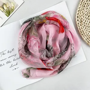 Detailansicht des eleganten Damen Blumenprint Georgette Schals für den Fruehling Sommer.