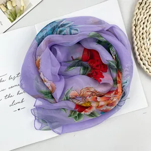 Detailaufnahme des eleganten lila Schals aus Georgette mit traditionellem Pfingstrosenmuster.