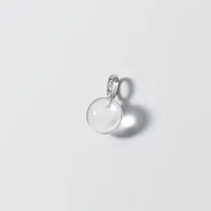 Vue de détail d'un pendentif boule de cristal transparent en argent S925 et bélière.