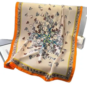 Luxuriöses Seidentuch mit lebendigem Schmetterling-Baum-Druck und elegantem orangefarbenen Rand.