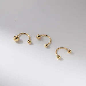Detailansicht minimalistischer S925 Silber Hufeisen Ohrringe mit polierten Doppelperlen.