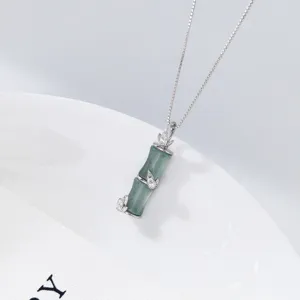 Elegante collana con ciondolo in argento S925 giada blu bambù con dettagli scintillanti.
