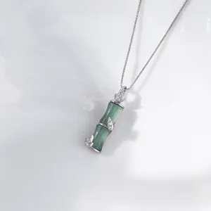 Primo piano dettagliato del ciondolo di bambù in giada verde argento S925 con diamanti.