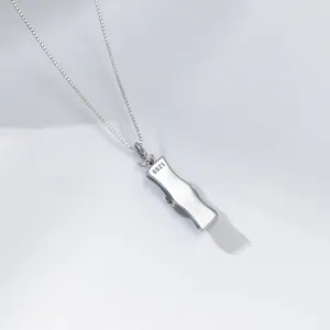 Collana in argento S925 con pendente unico a forma di bottiglia, gioiello fine ed elegante.