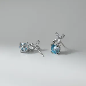 Nahaufnahme Detailaufnahme von S925 Silber blau Zirkon Kristall Schmetterling Ohrringen.