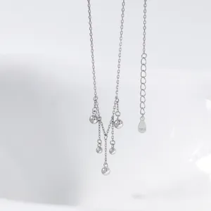 Collar de cuentas con borla minimalista de plata S925 detalle, joyería elegante diaria.