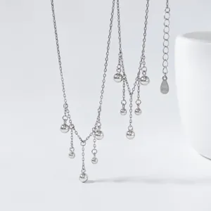 Collar de plata S925 con cuentas y borlas detalle, joyería fina elegante cotidiana.