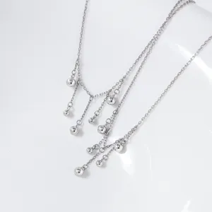 Detalle del collar de plata S925 con perlas y borlas estilo minimalista muy elegante.