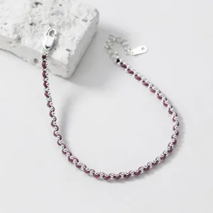 Detailaufnahme des lila gewebten Kordel- und Silberperlenarmbands mit eleganter feiner Struktur.