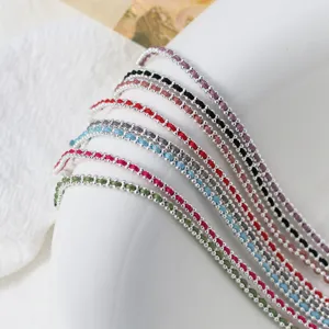 Nahaufnahme Detailansicht von bunten perlenbesetzten geflochtenen Silberarmbändern elegant.