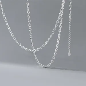 Gedetailleerd overzicht van de S925 zilveren gefacetteerde ovale ketting, minimalistisch design.