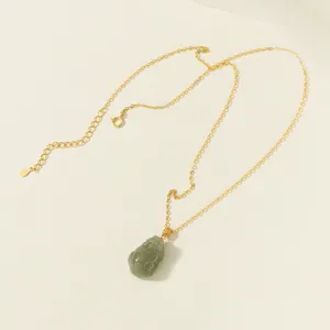 Vista detallada del collar con colgante Pixiu de jade verde Hetian de plata S925 retro.