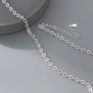 Gedetailleerde close-up van S925 zilveren gefacetteerde ovale ketting, prachtig ontwerp.