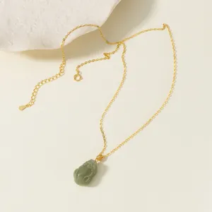 Vista detallada del collar de cadena de plata S925 con dije pixiu de jade verde, retro.