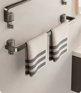 Detailaufnahme des grauen Handtuchhalters fuer das Badezimmer, wandmontiert ohne Bohren.