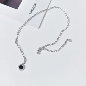 Collier en argent avec pendentif chiffre romain et agate noire, style élégant.