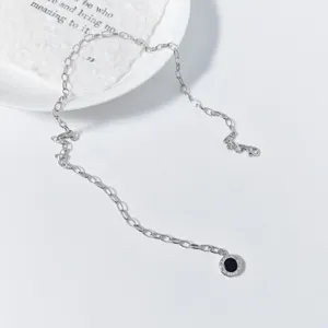Vue de détail rapprochée du collier en argent avec un pendentif en agate noire chiffres romains.