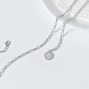 Vue détaillée du collier en argent S925 avec chiffres romains et diamants, style minimaliste.