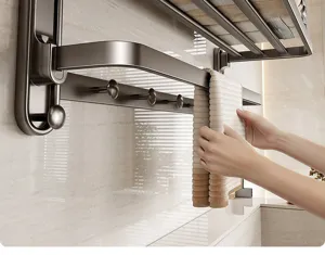 Nahaufnahme des grauen Wand-Handtuchhalters mit stabilem Haken und Ablage im modernen Bad.