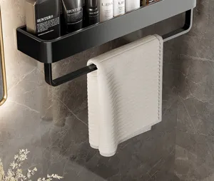 Detailansicht des schwarzen Duschregals aus Metall zur Wandmontage mit praktischer Handtuchstange.