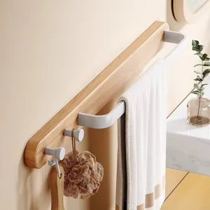 Toallero de pared de madera maciza con barra de metal blanco y ganchos para el baño moderno.