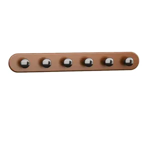 Perchero de pared de madera con seis ganchos de seta negros para colgar toallas.