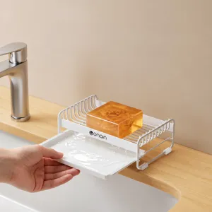 Portasapone bianco in acciaio con vassoio raccogligocce per il piano del bagno.