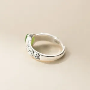 S925 sterling silver retro green jade carved ring detail shot, exquisite craftsmanship & design.