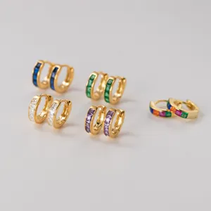 S925 Sterling Silber bunte quadratische Zirkonia Huggie Creolen für Damen stilvoller Alltagsschmuck.