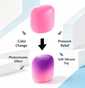 Primer plano detallado del juguete suave que cambia de color con efecto fotosensible.