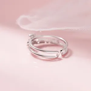 Primer plano detallado de un anillo doble de plata S925 con un tierno diseño de oso.