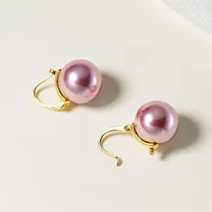 Nahaufnahme der Detailansicht von eleganten lila Perlen Ohrringen mit goldenen Haken!