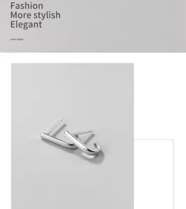 Boucles d'oreilles minimalistes en argent s925, vue de detail montrant un beau travail.