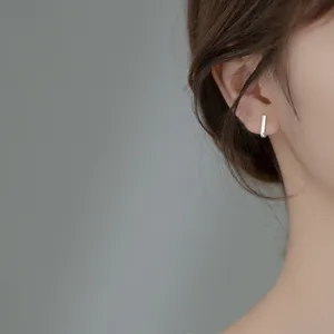 Boucles d'oreilles barres verticales minimalistes en argent s925 pour femmes et filles.