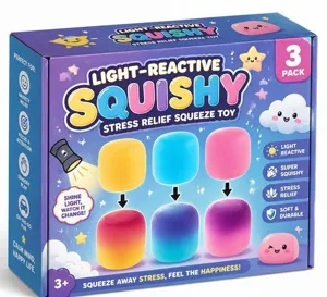 Vista detallada del empaque del juguete squishy reactivo a la luz con tres piezas.