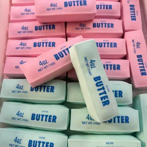 Nahaufnahme von Butterstangen Squeeze Dekompression Spielzeug in Rosa und Mintgrün.