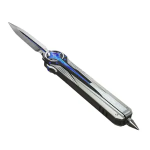 Modello di coltello tattico in lega dettagliato con accenti blu e testo inciso per fan.