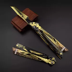 Vista dettagliata del coltello tattico in lega nera e oro con intricati motivi di gioco.