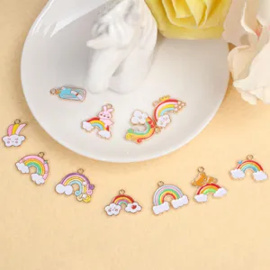 Nahaufnahme Details von bunten Regenbogen Emaillierten Legierung Anhängern für DIY.