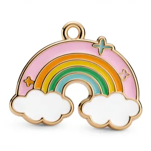 Nahaufnahme eines bunten Regenbogen Wolken Emaille Legierungsanhängers für DIY Schmuck.
