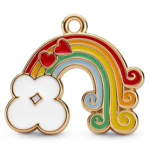 Vergoldeter Regenbogen Wolken Anhänger Detail aus Metall mit farbenfroher Emaillierung glänzend.