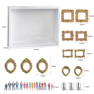 DIY Mini-Museum-Schattenbox mit miniaturen goldenen Bilderrahmen und kleinen Figuren.